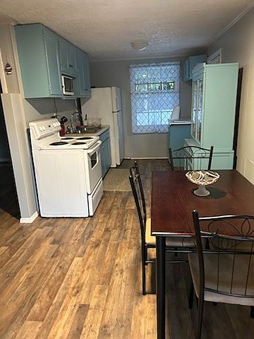 Kitchen & dining room area