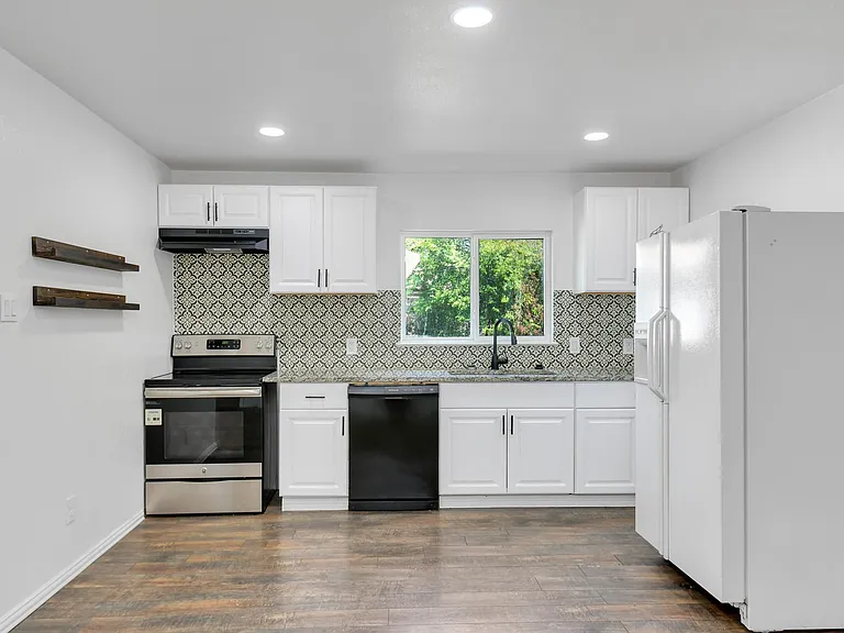 818 N Virginia St — Photo 16