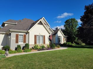 1071 Oak Cir, Pewaukee, WI 53072