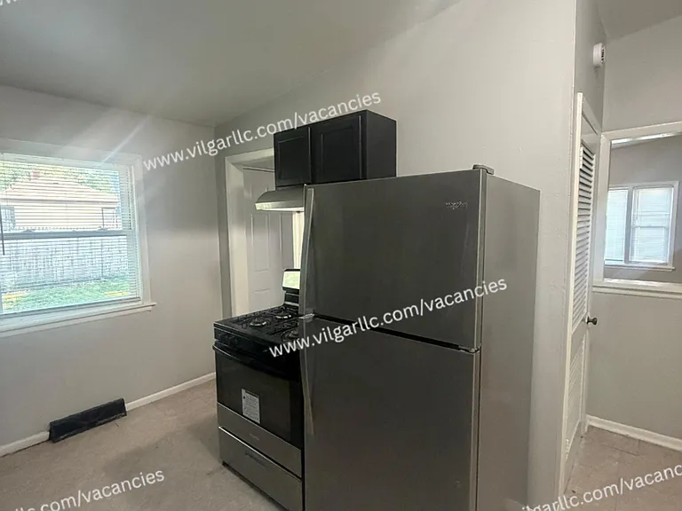 2783-2785 Brown St — Photo 6