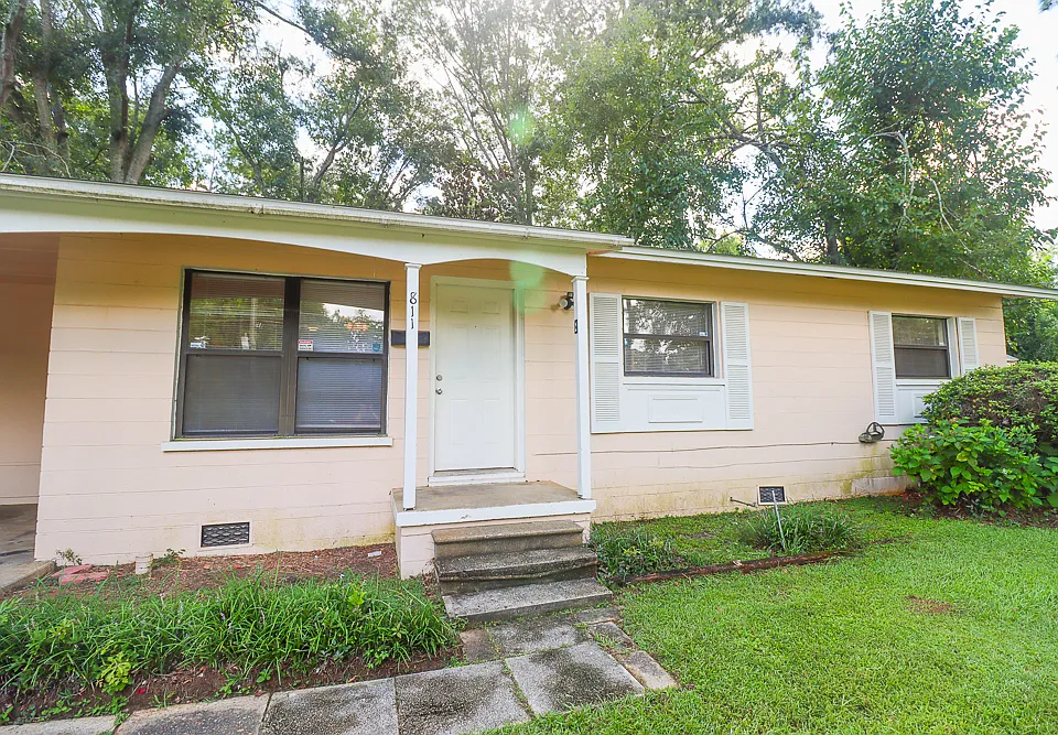 811 S Lipona Rd