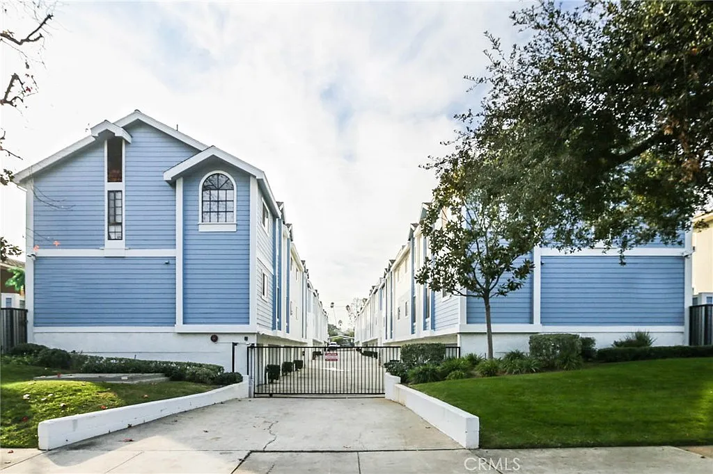 2 bed, 2.5 bath, 1035 sqft, $3,300 — Photo 1