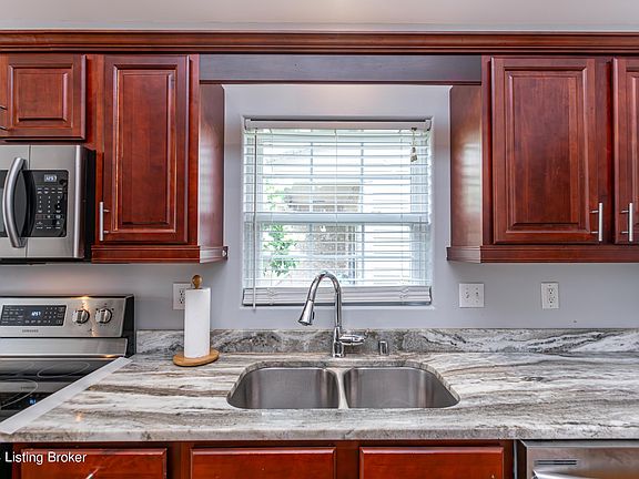 4th image of 2169 Drummond Dr