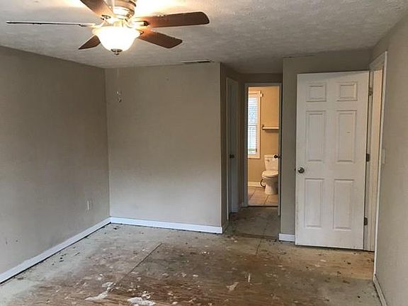 2nd image of 125 N Pond Ct