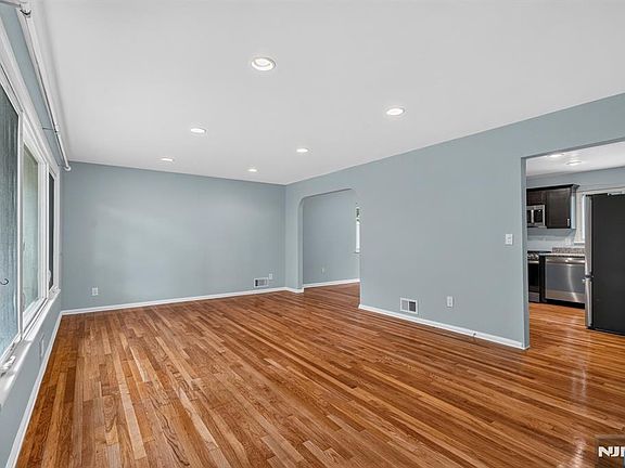 5th image of 11 Lockwood Ln