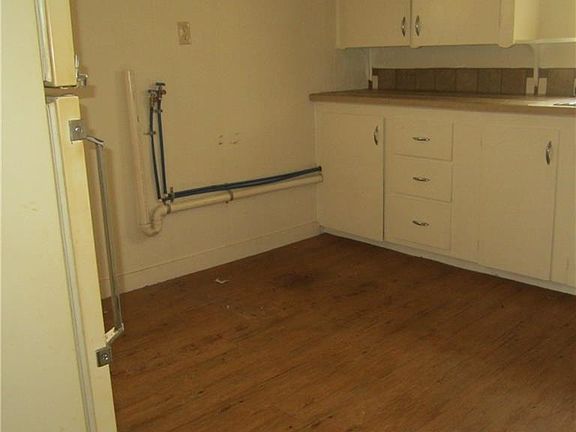 3rd image of 418 1/2 Amarillo St