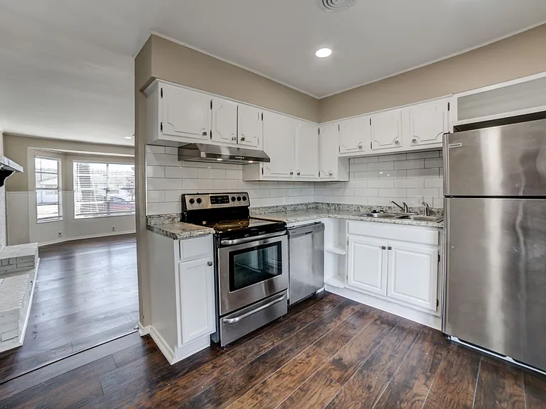 2120 S Main St — Photo 14