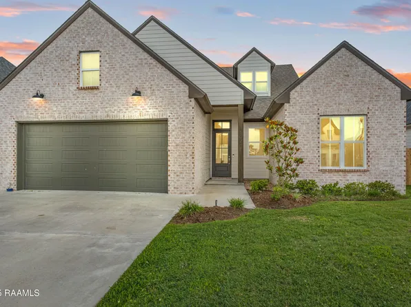 102 Queen Palm Cir, Youngsville, LA 70592