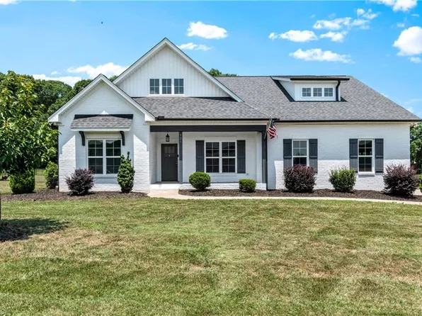 121 Beauchamp Oaks Ct, Advance, NC 27006