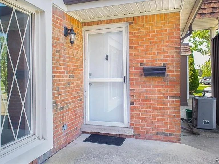 8724 Common Rd — Photo 2