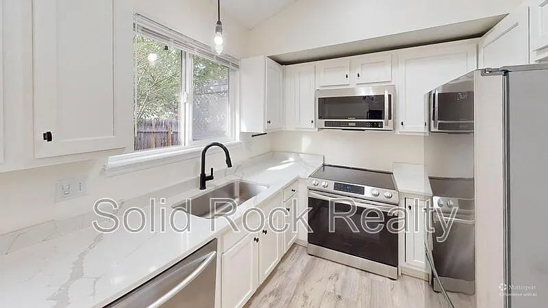 3 bed, 2.0 bath, 1200 sqft, $2,100 — Photo 4