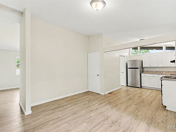 2nd image of 985 Belmont Ter