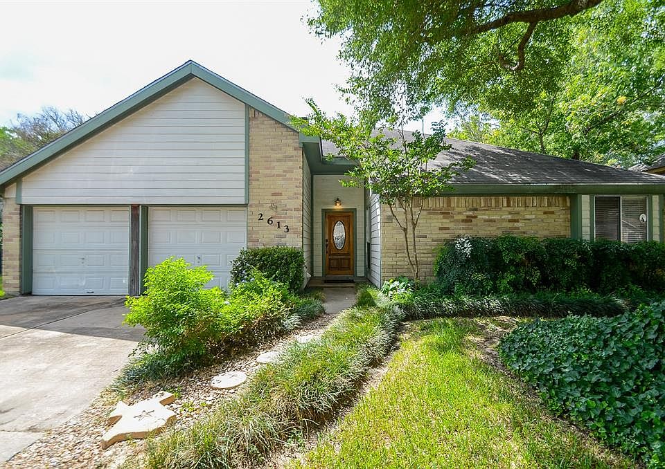 Well Manicured Landscaped 3/2/2 home in Old Katy!