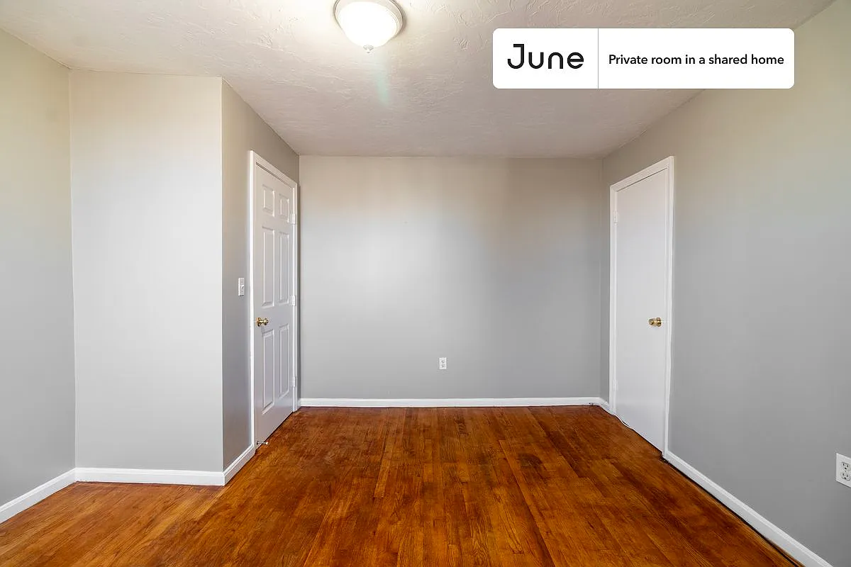 Queen bedroom in 4 bed/2 bath home in Newton Corner #925 D — Photo 3