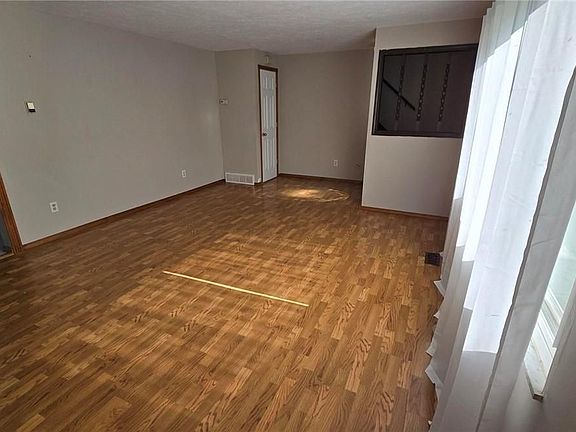 3rd image of 871 Shadowrow Ave