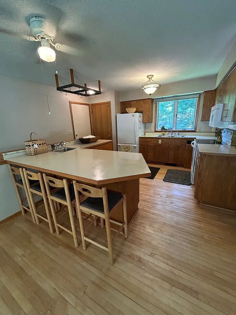 3 Bed, 2 Bath , 2 stall garage - Fenced in backyard Single Family Home in Northfield — Photo 1