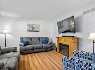 421 S Oak Cir, Gardner, KS 66030