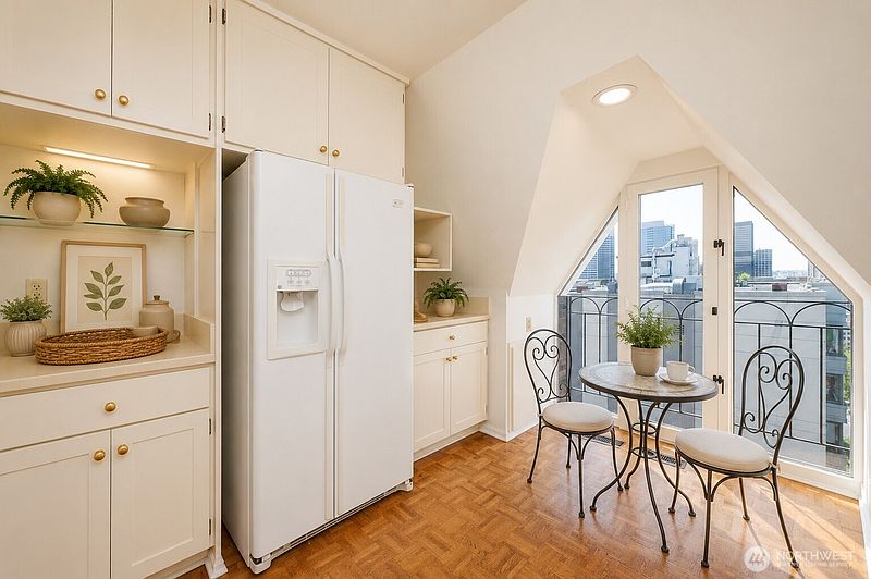 5th image of 1017 Minor Avenue #1401