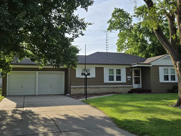 1853 Larson St, Salina, KS 67401