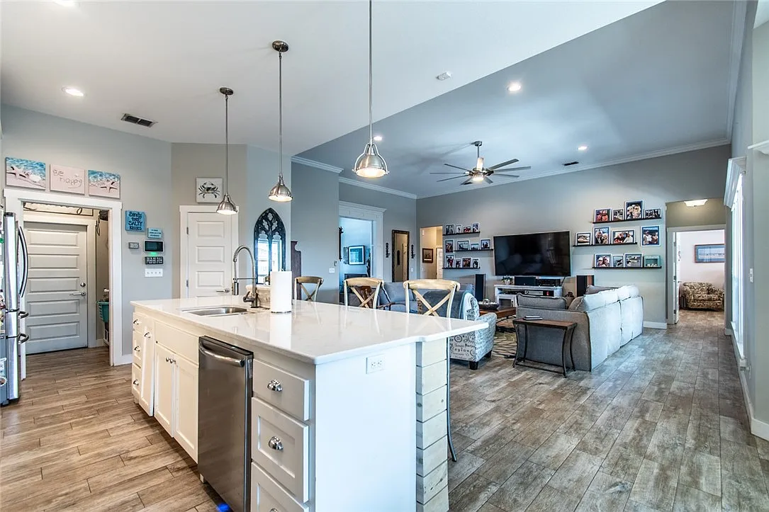 4 bed, 2.5 bath, 2312 sqft, $3,200 — Photo 4