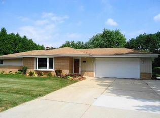7416 N Braeburn Ln, Glendale, WI 53209