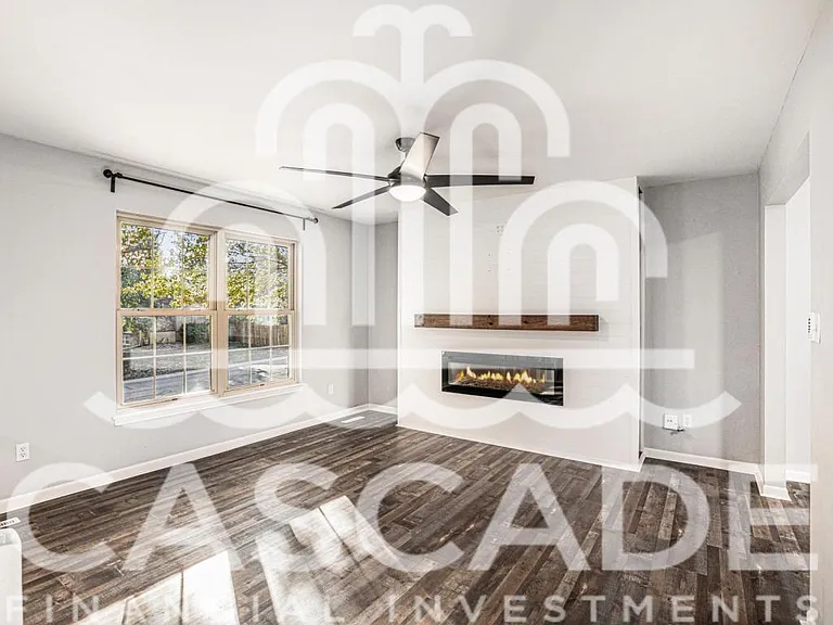 300 SE Circleview Dr — Photo 3