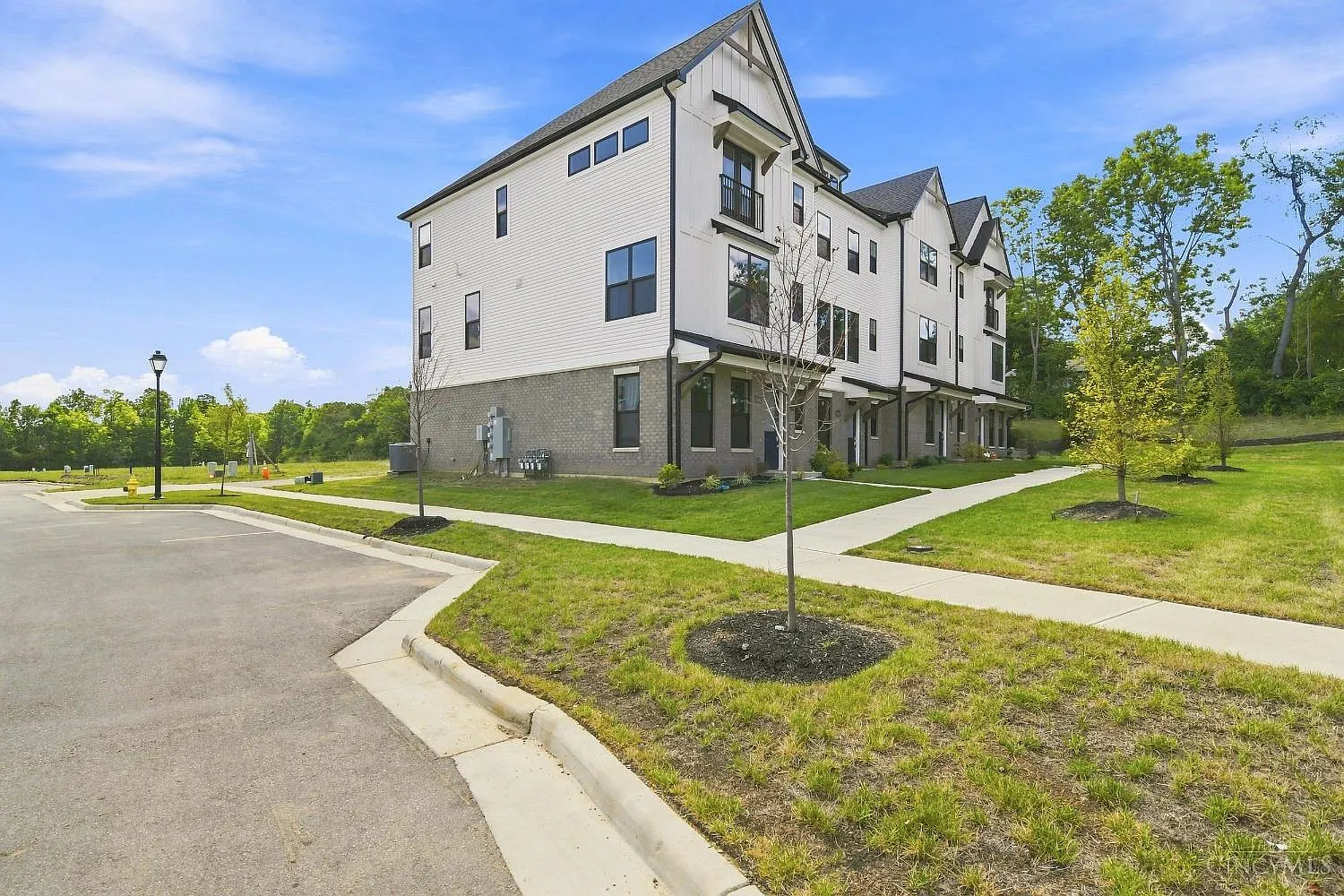 3 bed, 2.5 bath, $3,500 — Photo 2