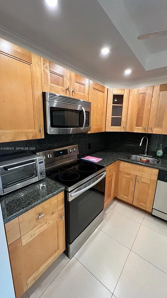 Biscaya Iii Condo — Photo 1