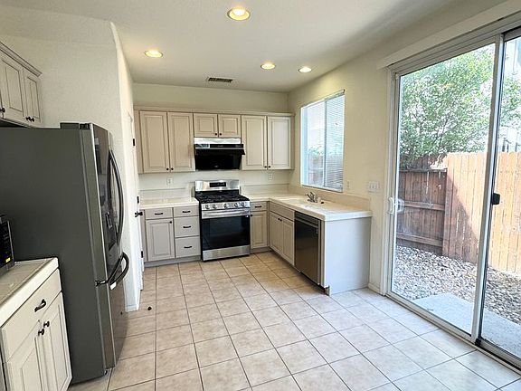 5th image of 17 Hertford Cir