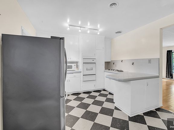 2nd image of 1945 Hillhurst Ave #2
