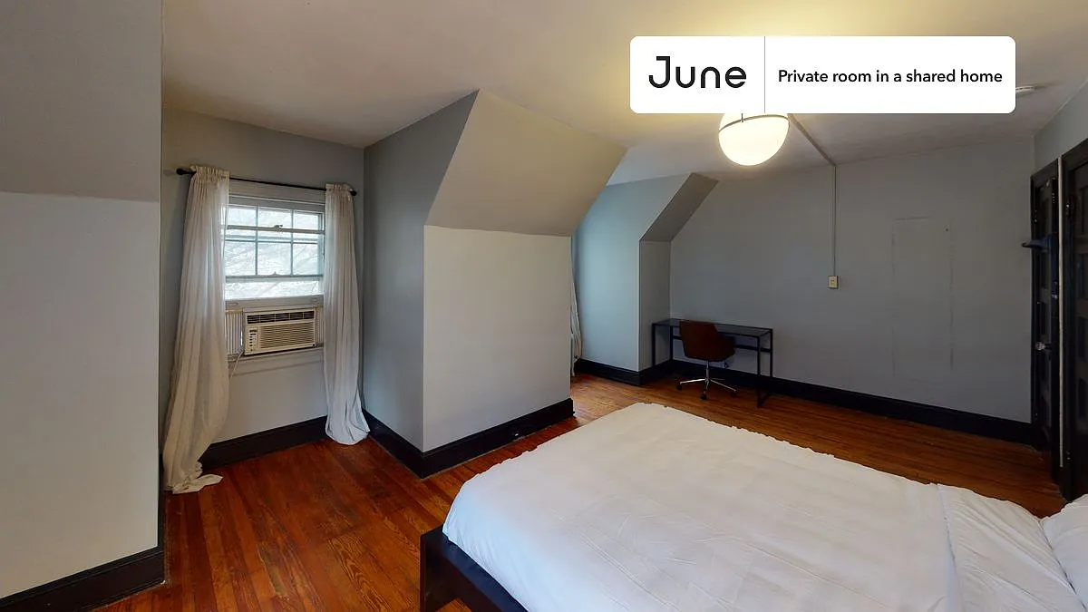 Queen bedroom in 7 bed/3.5 bath home in Woodley Park #115 3A — Photo 3
