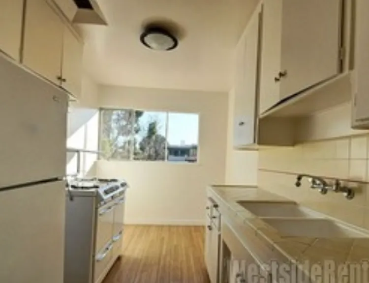 1477 Havenhurst Dr #4 — Photo 3