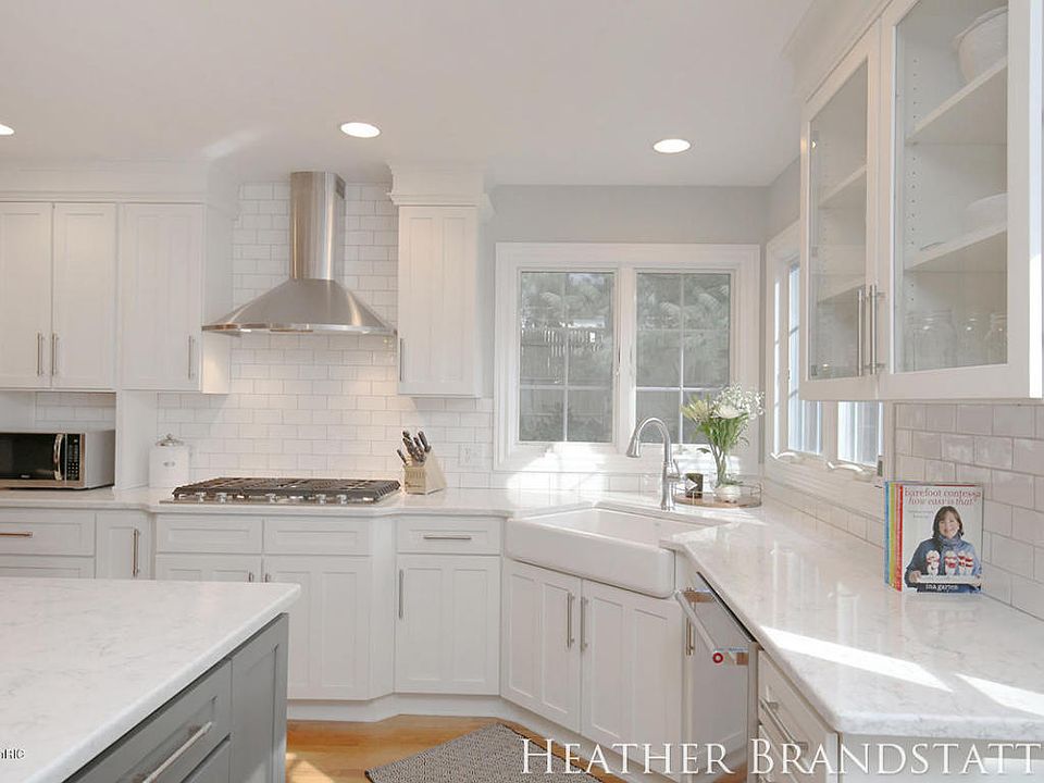 2nd image of 2415 Elmwood Dr SE