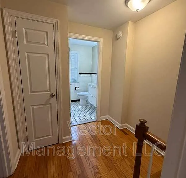 1160 Whitney Ave E — Photo 6