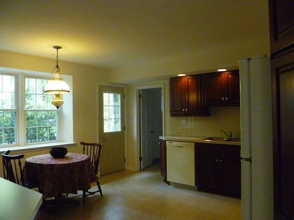 4th image of 160 Sheldrake Dr