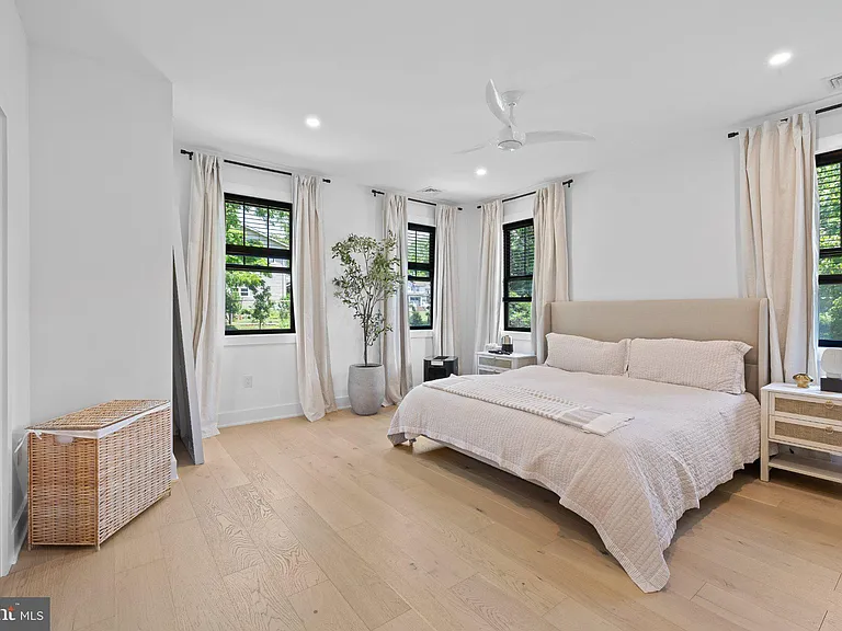 985 Henry Ave — Photo 18