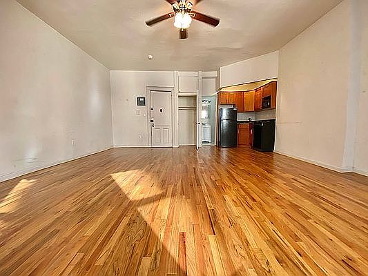3rd image of 256 W 73rd St #8A2