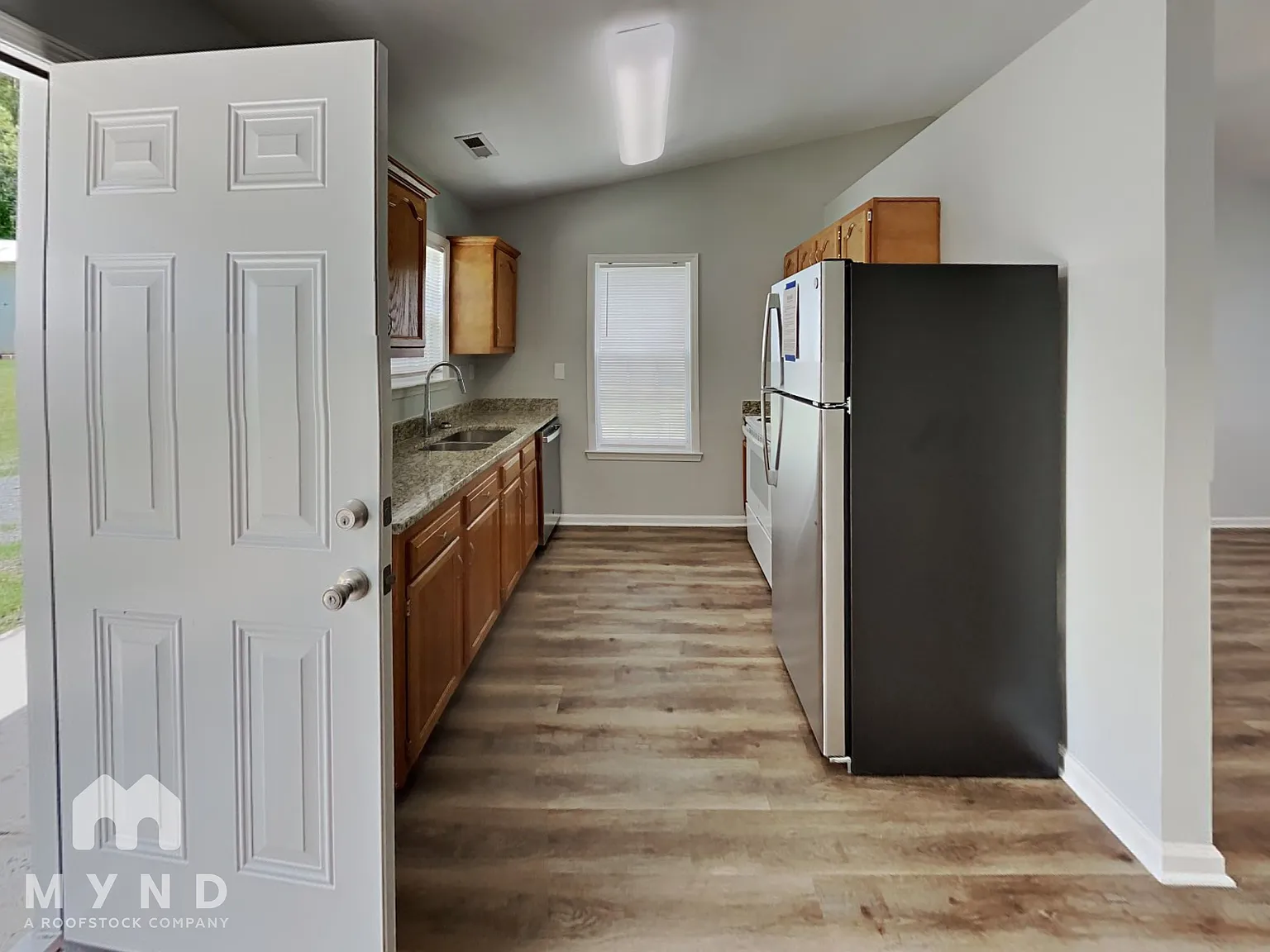 3 bed, 2.0 bath, 992 sqft, $1,920 — Photo 4