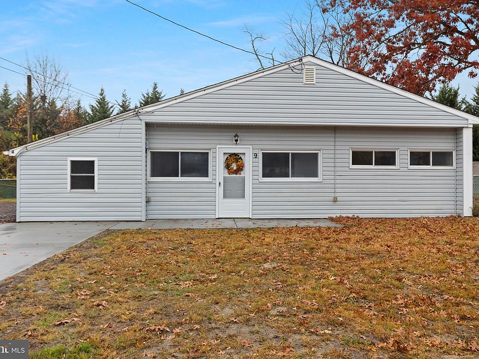 1st image of 9 Crescent Dr