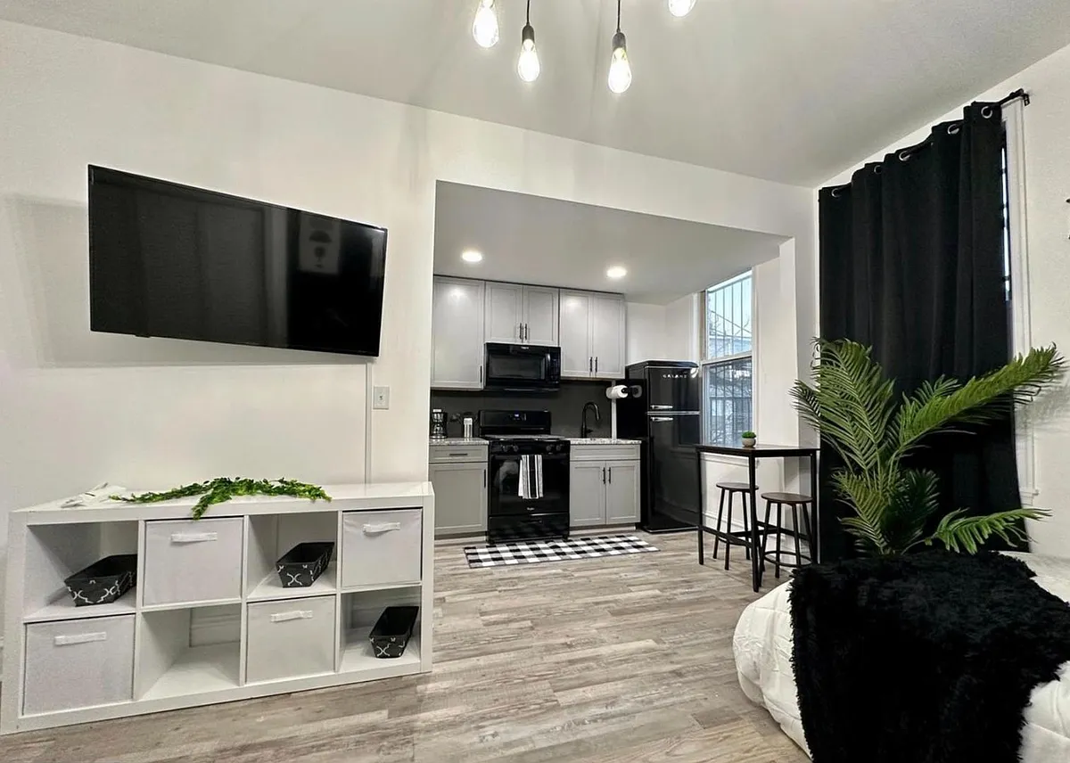 Unit Photo - 1825 Madison Ave #2