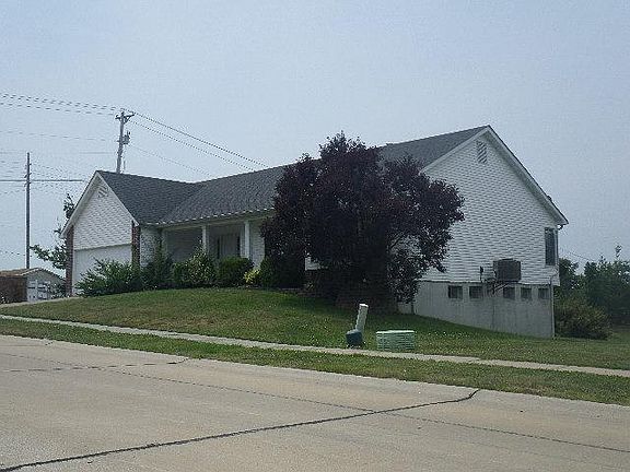 2nd image of 805 Emerald Place Dr