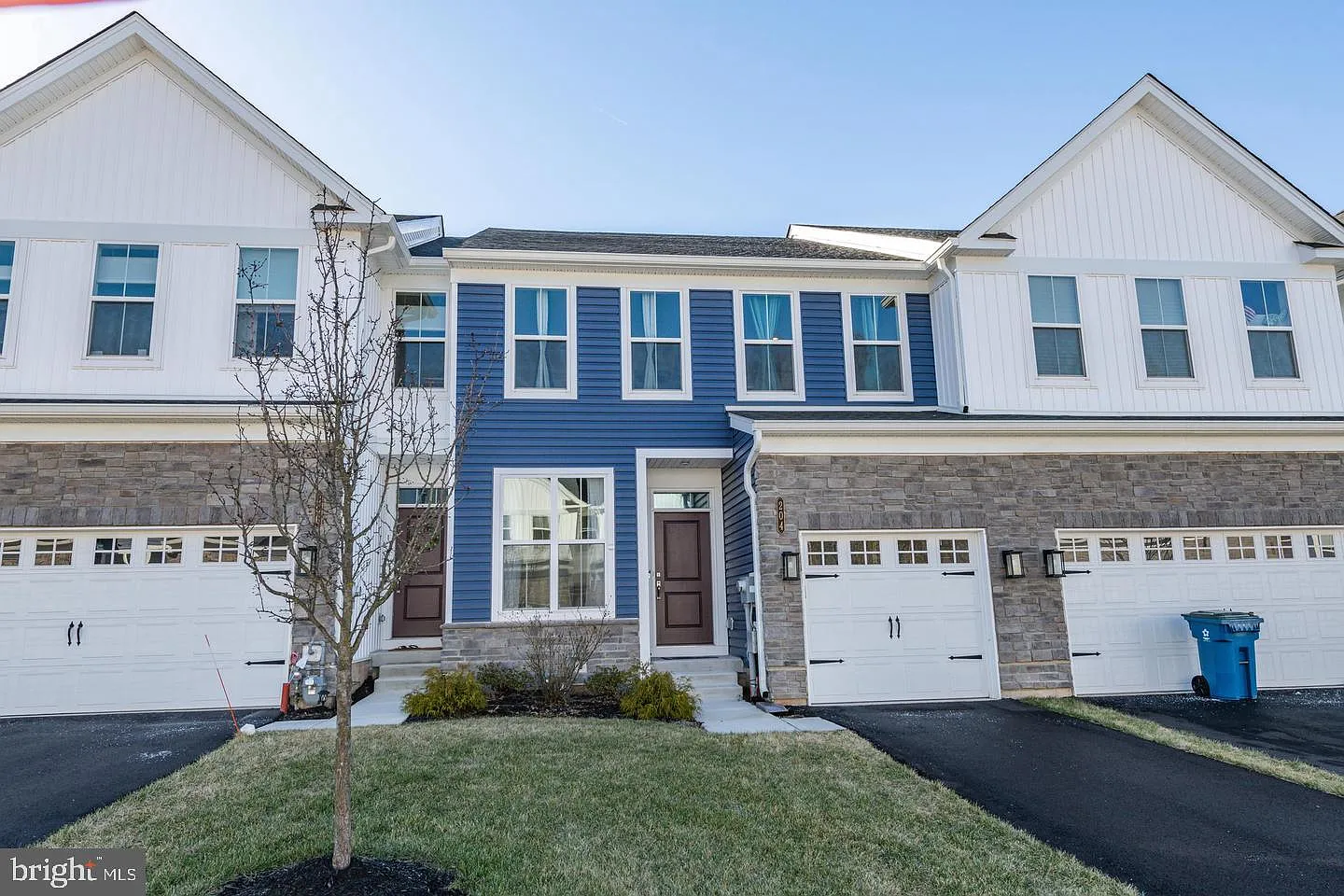 3 bed, 2.5 bath, 2212 sqft, $3,200 — Photo 1