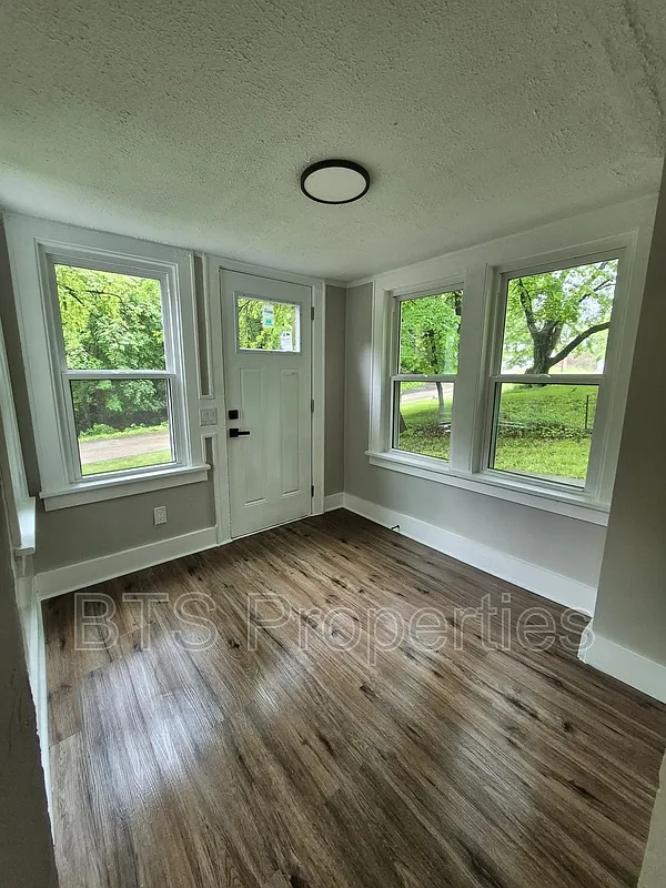 1615 E Wilson Ave photo 1