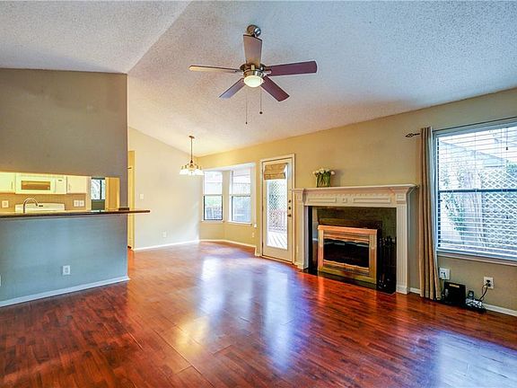 4th image of 803 Meadowcreek Dr