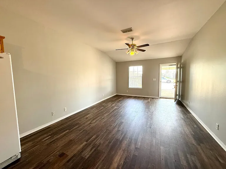 2417 Rustic Dr — Photo 4
