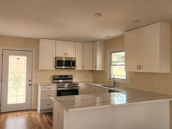 2nd image of 910 Ruby St