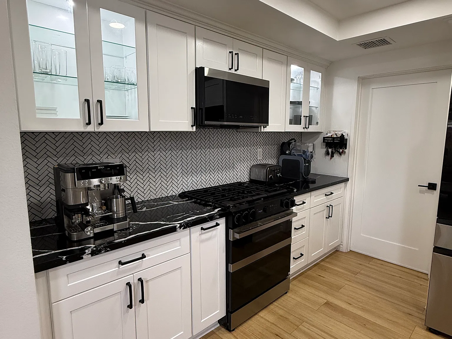 2 bed, 1361 sqft, $3,400 — Photo 4