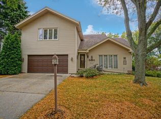 2721 Lancaster Dr, Waukesha, WI 53188
