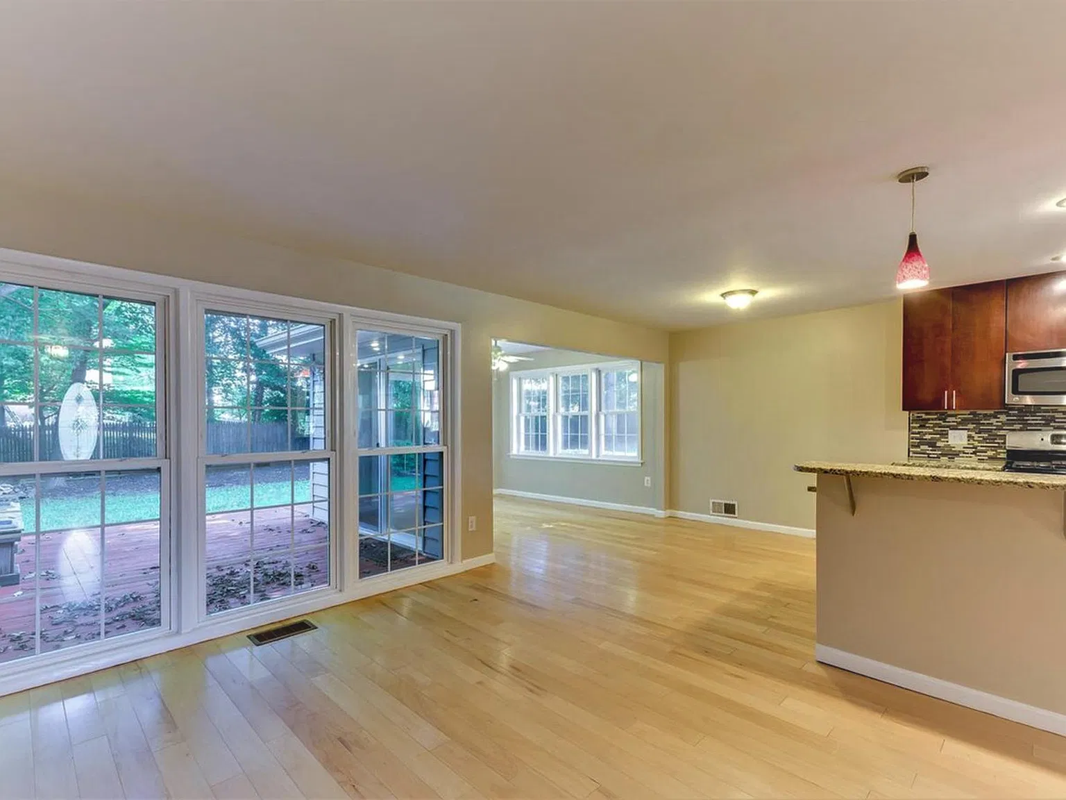 5 bed, 2.5 bath, 2162 sqft, $3,600 — Photo 2