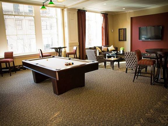 24/7 chic clubroom
